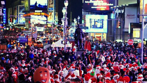 El evento anual SantaCon reúne a miles de personas disfrazadas de Papá Noel en la Ciudad para un recorrido por distintos bares.