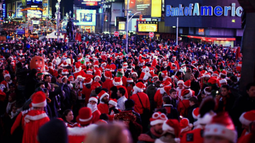 El evento anual SantaCon reúne a miles de personas disfrazadas de Papá Noel en la Ciudad para un recorrido por distintos bares.