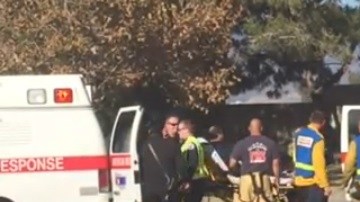 Paramédicos y bomberos atienden a heridos en tiroteo de San Bernardino.