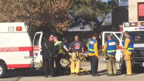 Paramédicos y bomberos atienden a heridos en tiroteo de San Bernardino.