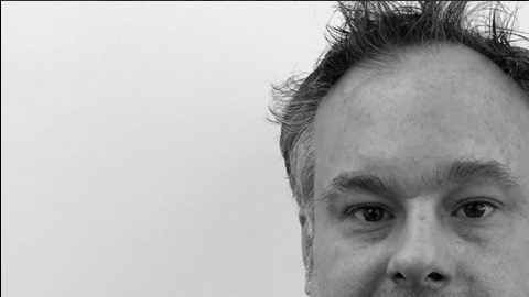 Trevor FitzGibbon es acusado de acosar sexualmente a media docena de mujeres.
