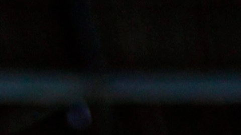 Una aficionada muestra un cartel de los beisbolistas Manuel Pui y Miguel Cabrera durante una clase práctica de beisbolistas de Grandes Ligas a niños cubanos en La Habana.