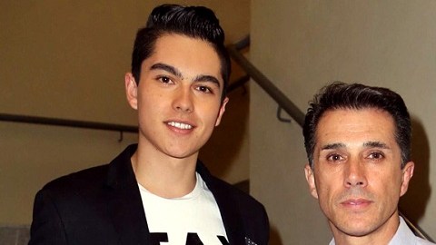 Sergio Mayer Mori y Sergio Mayer reconocen que la reveladora fotografía del menor si es real y él mismo la subió.