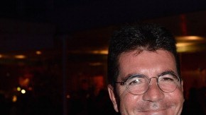 En la izq., Simon Cowell, el creador de One Direction con Harry Styles, uno de los integrantes de la famosa banda.