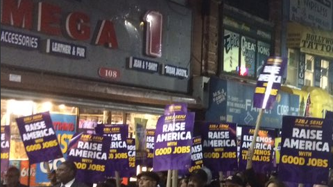 Miembros del sindicato de trabajadores de limpieza de  32BJ protestan para recibir un contrato laboral antes de fin de año.