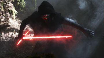 Kylo Ren es el nuevo villano de 'Star Wars'. 'The Force Awakens' ha batido numerosos récords de recaudación.