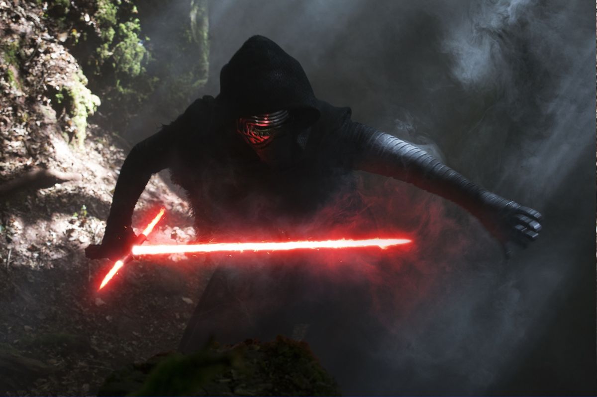 Kylo Ren es el nuevo villano de 'Star Wars'. 'The Force Awakens' ha batido numerosos récords de recaudación.