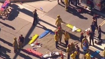 Paramédicos y bomberos atienden a heridos en tiroteo de San Bernardino.