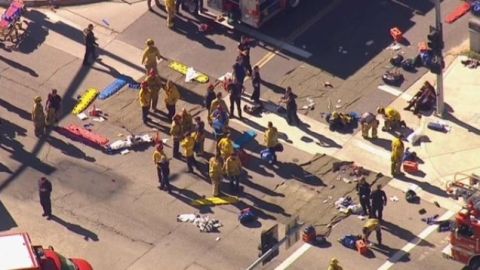 Paramédicos y bomberos atienden a heridos en tiroteo de San Bernardino.