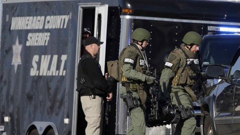 El pistolero entró en una tienda, y tomó rehenes tras una balacera.