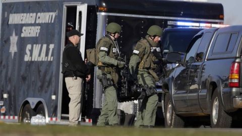 El pistolero entró en una tienda, y tomó rehenes tras una balacera.