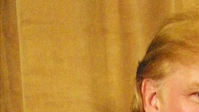 Muhammad Ali aparece junto a Donald Trump en 2001, quien le hace entrega de un premio humanitario en Nueva York, en uno de sus varios encuentros.