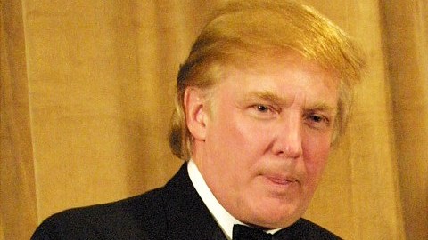 Muhammad Ali aparece junto a Donald Trump en 2001, quien le hace entrega de un premio humanitario en Nueva York, en uno de sus varios encuentros.