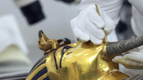 La máscara funeraria de Tutankamón fue descubierta por el egiptólogo británico Howard Carter en 1922.