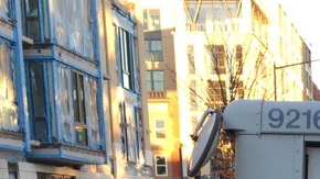 La policía siguió al camión de correo y vio al empleado realizar la entrega