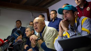 El secretario general de la alianza opositora venezolana Mesa de la Unidad Democrática (MUD), Jesús Torrealba (c), habla junto al diputado electo Henry Ramos Allup (i) y al gobernador del estado Miranda, Henrique Capriles (d)