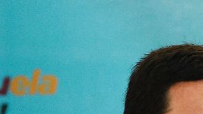 Lilian Tintori, esposa del líder opositor Leopoldo López, felicita al presidente de Movimiento de Unidad Democrática, Jesús 'Chuo' Torrealba (dcha.) y a Juan Carlos Caldera, ex diputado opositor.