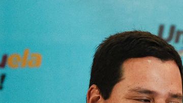 Lilian Tintori, esposa del líder opositor Leopoldo López, felicita al presidente de Movimiento de Unidad Democrática, Jesús 'Chuo' Torrealba (dcha.) y a Juan Carlos Caldera, ex diputado opositor.