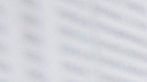 Votantes buscan sus datos personales en las listas de Caracas.