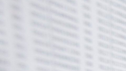 Votantes buscan sus datos personales en las listas de Caracas.