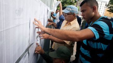 Votantes buscan sus datos personales en las listas de Caracas.