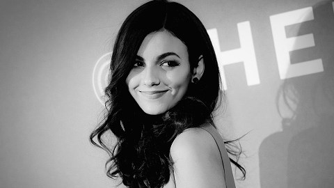 La actriz y cantante juvenil Victoria Justice fue una de las primeras en lamentar lo sucedido en California.