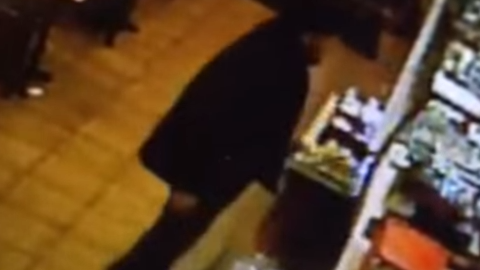 Un video de seguridad de un restaurante de Manhattan muestra cómo un hombre de 26 años ataca a un musulmán. (NYPD)