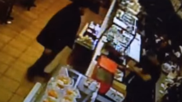 Un video de seguridad de un restaurante de Manhattan muestra cómo un hombre de 26 años ataca a un musulmán. (NYPD)