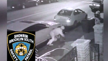 Un video de seguridad en Midwood capturó el momento en el que un ladrón golpea a un joven judío de Midwood y luego le roba.