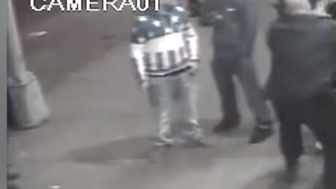 Un video de seguridad muestra cómo el agente de Policía arrestó al joven por sacar su celular.