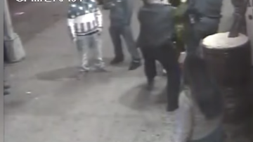Un video de seguridad muestra cómo el agente de Policía arrestó al joven por sacar su celular.