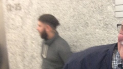 Amaury Villalobos celebrando con su esposa luego de salir de la Corte.