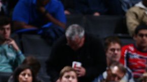 John Wall de los Wizards enfrenta la marca de Shane Larkin.