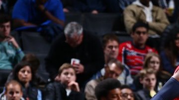 John Wall de los Wizards enfrenta la marca de Shane Larkin.