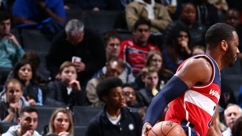 John Wall de los Wizards enfrenta la marca de Shane Larkin.