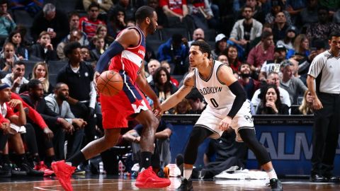 John Wall de los Wizards enfrenta la marca de Shane Larkin.