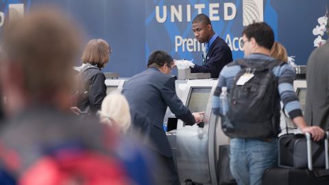 Pasajeros en el   O'Hare Airport  en Chicago, Illinois. Las autoridades piden al público en general estar vigilantes y reportar objetos o actitudes sospechosas a su alrededor.