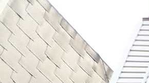 El memorial preparado para rendir homenaje en la Avenida Decatur permanece con velas, flores y botellas de cerveza en la mañana del Sabado Enero 2 de 2016.
6 hombres atacaron al mexicano Hugo Galindo de 24  el jueves en la madrugada en la Avenida Decatur en el area de Norwood en el Bronx. 
Foto Credito: Mariela Lombard / El Diario.