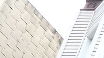 El memorial preparado para rendir homenaje en la Avenida Decatur permanece con velas, flores y botellas de cerveza en la mañana del Sabado Enero 2 de 2016.
6 hombres atacaron al mexicano Hugo Galindo de 24  el jueves en la madrugada en la Avenida Decatur en el area de Norwood en el Bronx. 
Foto Credito: Mariela Lombard / El Diario.