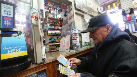 El Powerball llega a casi los 900 millones y los nuyorquinos salen a buscar sus tickets en el Bronx.
Foto: Mariela Lombard / El Diario.