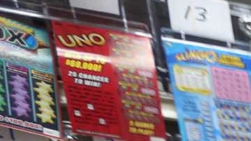 Pablo Maldonado empleado de Unity Drugs en la Calle Grand, juega y ayuda a sus clientes a elegir los numeros.
Powerball esta en 1.5 billion para mañana. 
Foto Credito: Mariela Lombard / El Diario.