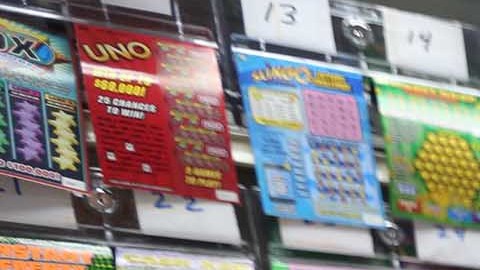 Pablo Maldonado empleado de Unity Drugs en la Calle Grand, juega y ayuda a sus clientes a elegir los numeros.
Powerball esta en 1.5 billion para mañana. 
Foto Credito: Mariela Lombard / El Diario.