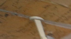 Gabriela Rodriguez se une a o otros esperanzados jugadores que compran boletos de lotería en la tienda Bluebird Liquor en Hawthorne.