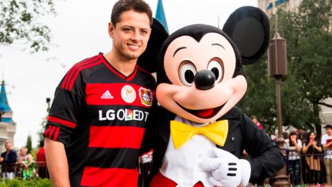 El futbolista Mexicano Javier Hernández junto con Mickey Mouse en Walt Disney World en Florida.