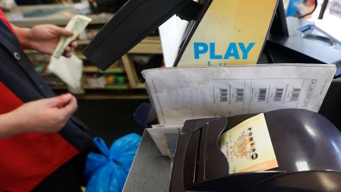 01/12/16 /LOS ANGELES/Hundreds of Jackpot hopefuls purchase a lotto ticket at the 7-Eleven store in Los Angeles.  Powerball jackpot hits an unprecedented amount of $1.4 billion, spreading lotto fever and leading hundreds to try their luck. (Photo by Aurelia Ventura/La Opinion)