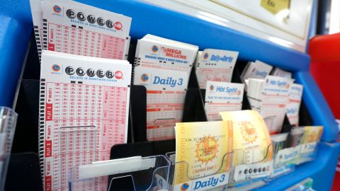 01/12/16 /LOS ANGELES/Hundreds of Jackpot hopefuls purchase a lotto ticket at the 7-Eleven store in Los Angeles. Powerball jackpot hits an unprecedented amount of $1.4 billion, spreading lotto fever and leading hundreds to try their luck. (Photo by Aurelia Ventura/La Opinion)