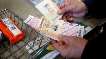 01/12/16 /LOS ANGELES/76 year-old Rafael Escobar joined hundreds of Jackpot hopefuls to purchase a lotto ticket at the 7-Eleven store in Los Angeles.  Powerball jackpot hits an unprecedented amount of $1.4 billion, spreading lotto fever and leading hundreds to try their luck. (Photo by Aurelia Ventura/La Opinion)