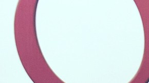 Salma presta la voz a Kamila en la versión en inglés, mientras que en español lo hace Sandra Echeverría.