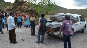 Habitantes de Quetzacoatlán, en el municipio de Zitlala, Guerrero, levantan los cuerpos de seis personas encontrados en un camino rural.