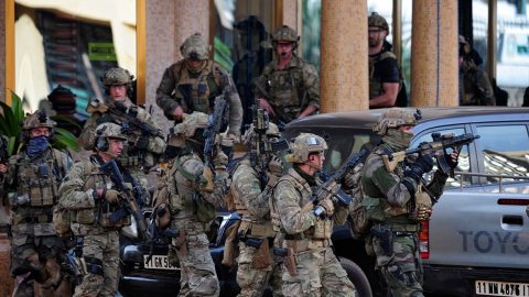 Fuerzas francesas ocupan posiciones fuera del Hotel Splendid en Ouagadougou, Burkina Faso.